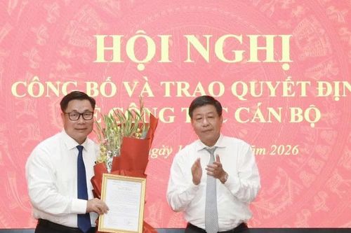 UBND TP Hà Nội trao quyết định bổ nhiệm ông Nguyễn Quang Hiếu làm Giám đốc Sở Nội vụ