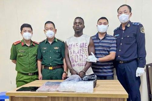 Bắt người nước ngoài nhận ma túy được ngụy trang trong hàng hóa