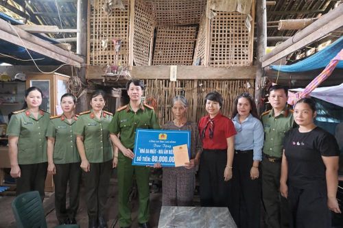 Công an Cao Bằng trao 80 triệu đồng xây 'Mái ấm biên cương' cho hộ nghèo