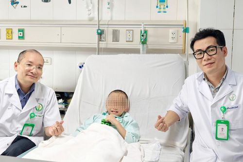 Quyết định chuẩn xác của gia đình và 4 giờ quan trọng cứu bé trai 6 tuổi bị rào sắt đâm xuyên người