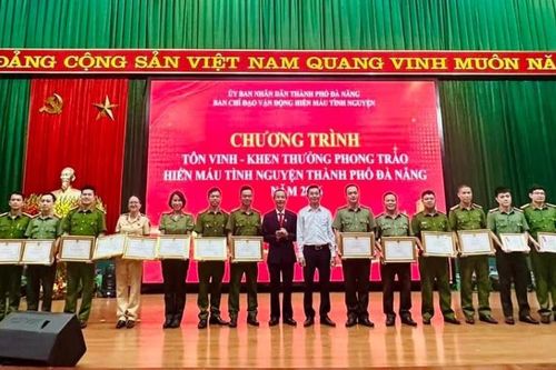 Những giọt máu mang nặng nghĩa tình