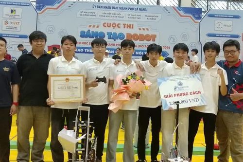 Niềm đam mê nghiên cứu khoa học đưa nhóm học sinh đến sân chơi Robot khu vực