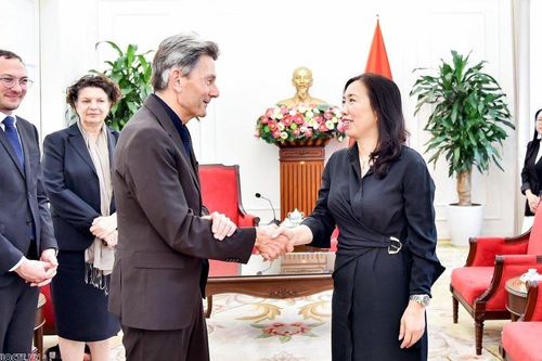 Thứ trưởng Lê Thị Thu Hằng tiếp Nghị sĩ Quốc hội Liên bang Đức Rolf Mutzenich