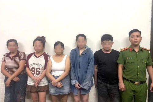 Kiểm tra nhà nghỉ, công an bắt quả tang hai đôi nam nữ đang mua bán dâm
