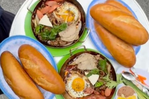 Khách xếp hàng cả tiếng trên vỉa hè nắng nóng, chờ ăn bánh mì chảo tại New York