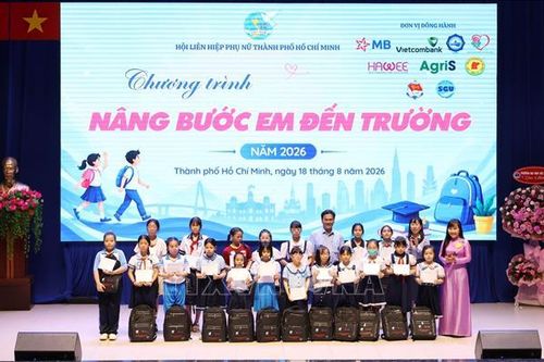 Trao 500 suất học bổng 'Nâng bước em đến trường'