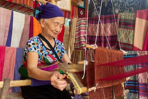 Khi nhà sàn, thổ cẩm trở thành 'tài sản du lịch' của người dân miền núi
