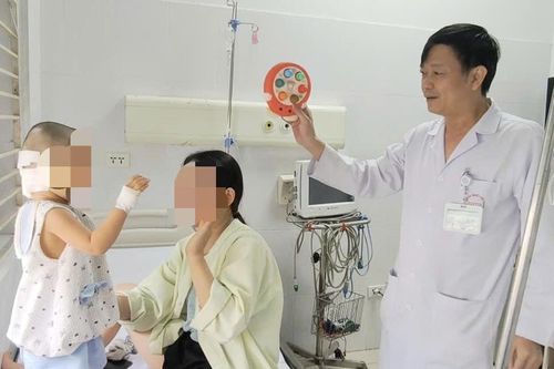 Trẻ ngã đập đầu, gia đình chớ chủ quan dù trẻ vẫn tỉnh táo