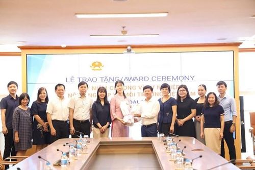 Trao kỷ niệm chương 'Vì sự nghiệp Nông nghiệp và Môi trường' cho chuyên gia JICA