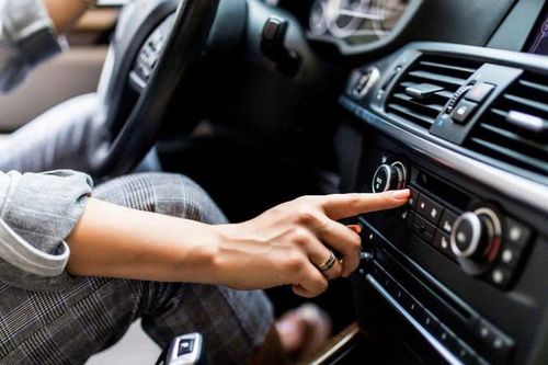 Có cần tắt điều hòa trước khi tắt máy ô tô?