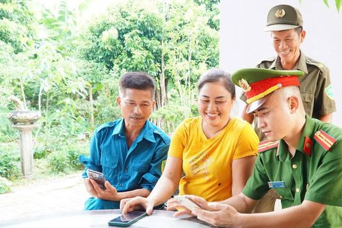 Công an xã Mỹ Thái: Đến từng nhà hướng dẫn chuyển đổi số