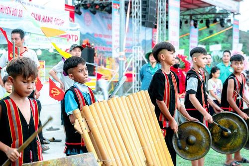 Đồng bào Giẻ Triêng xã Phước Chánh tham gia chương trình 'Vui Tết độc lập'