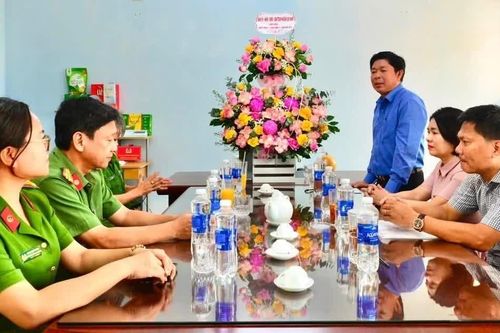 Lãnh đạo phường Quy Nhơn thăm, chúc mừng Công an tỉnh Gia Lai