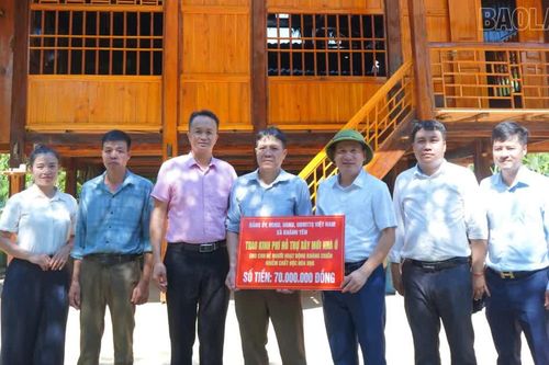 Khánh Yên trao kinh phí hỗ trợ làm mới, sửa chữa nhà ở cho 25 hộ là con đẻ của người hoạt động kháng chiến bị nhiễm chất độc hóa học