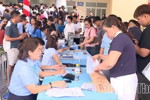 Trường Đại học Công nghiệp Việt Trì đón 1.656 tân sinh viên làm thủ tục nhập học