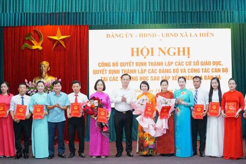 Công bố quyết định sắp xếp lại các đơn vị trường học trên địa bàn xã La Hiên