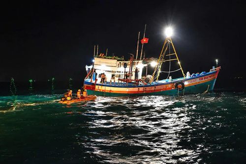 Trắng đêm cứu ngư dân sức khỏe nguy cấp trên vùng biển Vũng Tàu