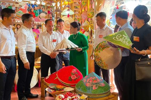 Chuyện người nghệ nhân nâng tầm nón lá làng Chuông