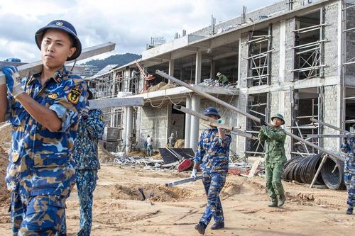 Lính Hải quân 3 ca 4 kíp trên công trường xây dựng trường liên cấp biên giới
