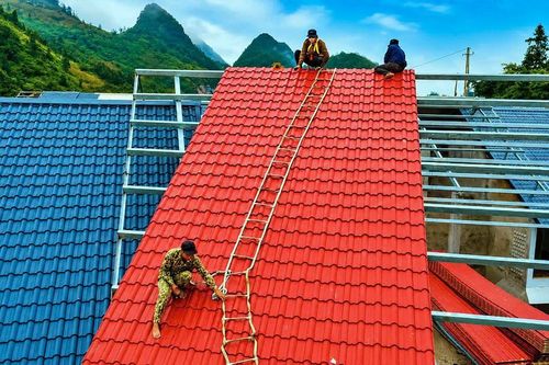 Những người lính quân hàm xanh trên công trường xây dựng trường nội trú biên giới ở Lào Cai