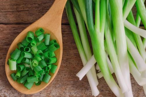 Mách bạn mẹo bảo quản hành lá tươi lâu, để cả tháng vẫn xanh mướt