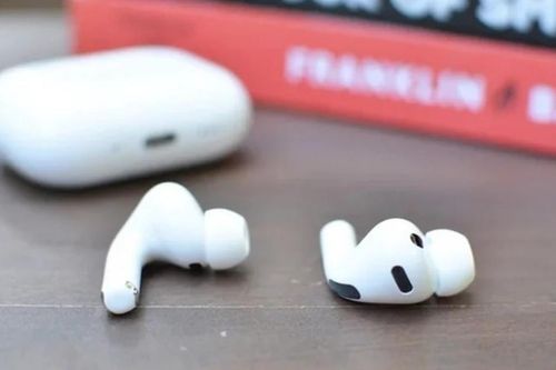 Apple lộ AirPods gắn camera qua bản thử nghiệm macOS 26.7