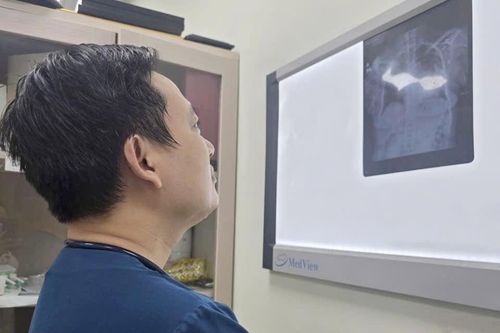 Vợ bệnh nhân xin bác sĩ cách điều trị ung thư 'nhanh nhất, tốt nhất, rẻ nhất'