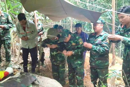 Đi tìm mật ong trong rừng sâu Đắk Lắk, người dân phát hiện dấu tích mộ liệt sĩ