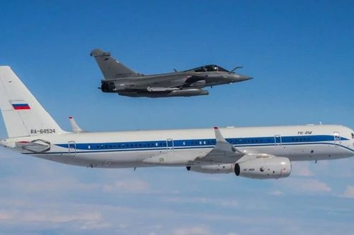 Tiêm kích Rafale Pháp áp sát máy bay Tu-214 Nga trên biển Baltic