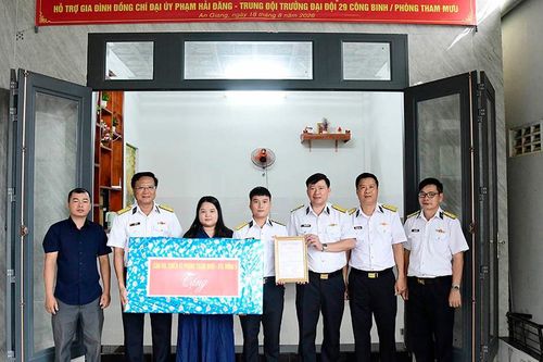 Vùng 5 Hải quân bàn giao 3 'nhà đồng đội' cho quân nhân khó khăn