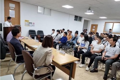 Sức ép kép với lao động trẻ Hàn Quốc
