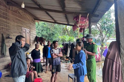 Mưa lớn ở Quảng Ngãi: 2 thôn bị chia cắt, người dân vùng sạt lở phải di dời