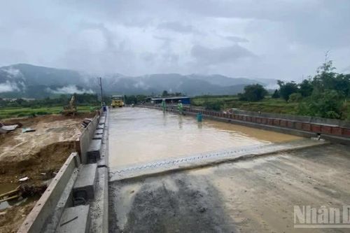 Huế: Sắp hoàn thành cây cầu Cưrso nơi công an từng bế học sinh đến lớp