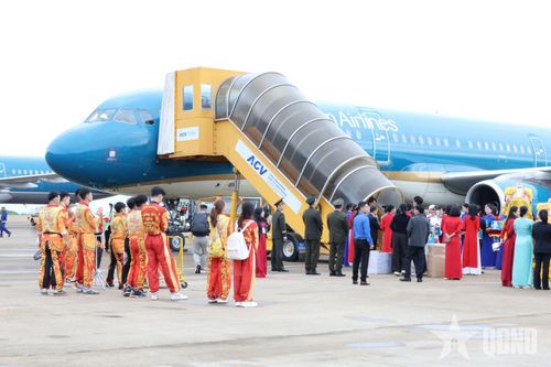 Sân bay Liên Khương nhộn nhịp trong ngày hoạt động trở lại