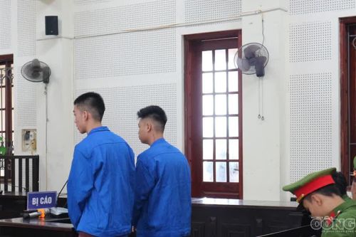 Cầm đao đi 'giải cứu' em gái họ, đôi bạn dắt nhau vào tù