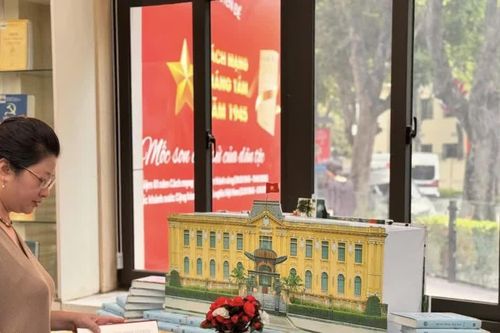 Hà Nội trưng bày hàng trăm tài liệu, sách báo về Cách mạng Tháng Tám năm 1945