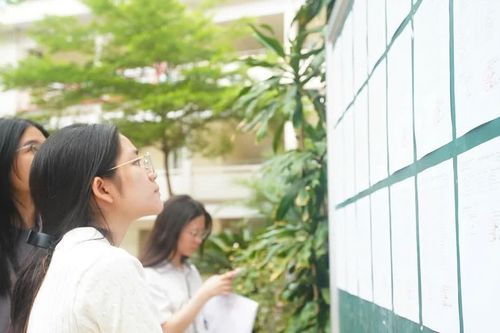 Thi lớp 10 chỉ còn Toán, Văn: Có thực sự hạ nhiệt cuộc đua vào trường công?