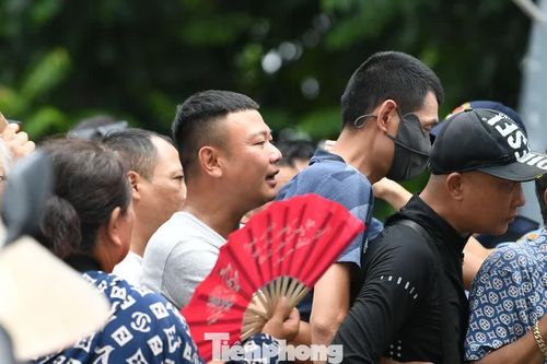 Chen chân xếp hàng mua vé Việt Nam - Malaysia, 'phe vé' ế khách
