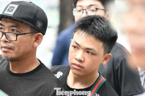 CĐV đội nắng giữa trưa mua vé trực tiếp trận Việt Nam vs Malaysia