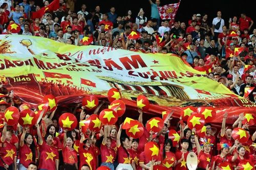 CĐV Việt Nam tạo sắc màu độc đáo trên khán đài Mỹ Đình