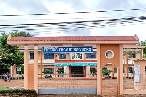 Giáo viên kêu gọi phụ huynh đóng tiền mua bàn ghế, hiệu trưởng nói sẽ trả lại