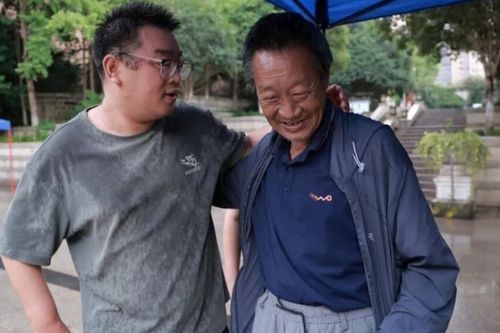 Chủ nhà nói một câu, người đàn ông ở lại trên núi suốt 25 năm