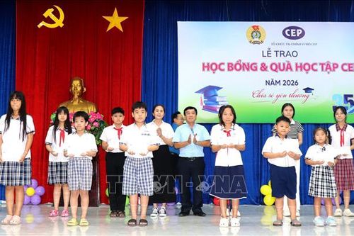 Trao 81 suất học bổng và 200 phần quà cho học sinh có hoàn cảnh khó khăn