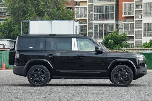 SUV địa hình dài 5 mét, công suất 489 mã lực, giá 760 triệu đồng