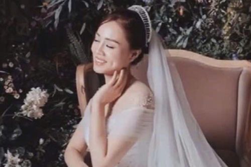 Vợ NSND Công Lý công khai ảnh mặc váy cưới