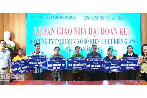An Minh trao 7 căn nhà Đại đoàn kết cho hộ khó khăn