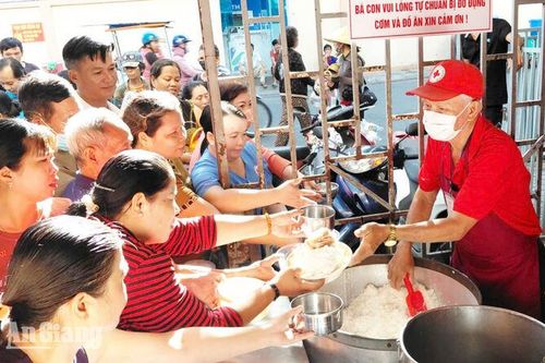 Bếp ăn 0 đồng cung cấp gần 500 suất mỗi ngày tại Bệnh viện Tim mạch An Giang
