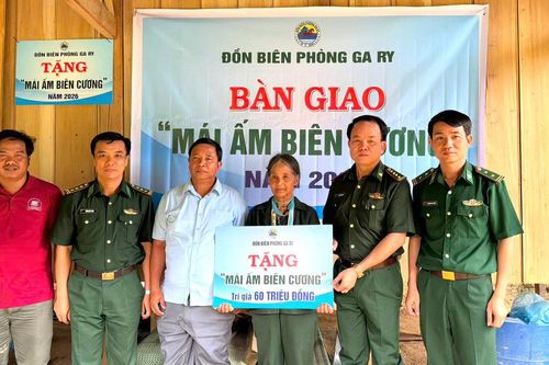 Đồn Biên phòng Ga Ry bàn giao nhà 'Mái ấm biên cương' cho nữ cựu dân quân hỏa tuyến