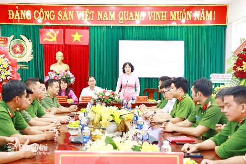 Lãnh đạo phường Xuân Lộc chúc mừng ngày truyền thống Công an nhân dân