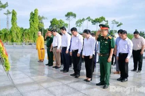 Ban Chỉ đạo 515 tỉnh Đồng Tháp viếng Nghĩa trang Liệt sĩ Tiền Giang